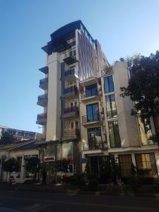 巴统Panorama Hotel Batumi的城市街道上一座高楼