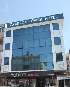 伊斯坦布尔Çamlıca Tower Hotel的一座建筑,上面有标志,上面写着卡纳达塔楼酒店