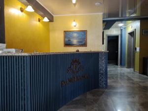 巴统Panorama Hotel Batumi的餐厅里酒吧的蓝色和黄色墙