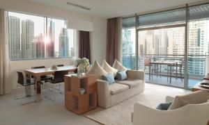 迪拜迪拜码头丽笙酒店的客厅配有沙发和桌子