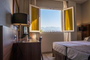 阿尔沃洛特普林西比费利佩BS酒店的酒店客房设有床和窗户。