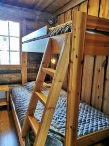 鲁卡Rukanhelmi jr.的小木屋内的双层床,设有梯子