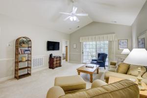 默特尔比奇Magnolia Pointe 305的客厅配有沙发和桌子
