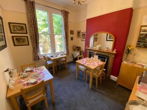 伯翰姆昂斯Cheriton Lodge的一间设有两张桌子和镜子的用餐室