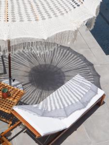圣塔伦A Casa Brava的天井上带遮阳伞的椅子