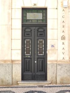圣塔伦A Casa Brava的建筑物一侧的黑色门