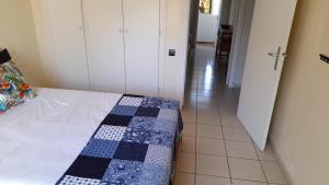 拉巴特Adarissa House的一间卧室配有一张带蓝色和白色被子的床