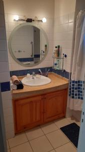 拉巴特Adarissa House的一间带水槽和镜子的浴室
