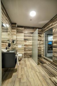 勒德乌齐Hotel Nordic Twins的一间带水槽和卫生间的浴室