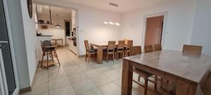KirchheimLa Villa Mansard的厨房以及带桌椅的用餐室。