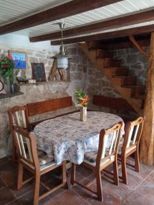 Donje Selo na ŠoltiHoliday Home - Pavenka的石墙客房内的桌椅