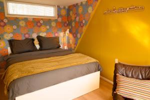 阿姆斯特丹Houseboat studio with canalview and free bikes的一间卧室设有一张床和黄色的墙壁