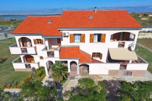 普利拉卡Holiday apartment in Privlaka with sea view, balcony, air conditioning, WiFi 3598-3的享有橙色屋顶房屋的空中景致