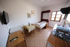 普利拉卡Holiday apartment in Privlaka with sea view, balcony, air conditioning, WiFi 3598-3的客房设有带炉灶和桌子的厨房。