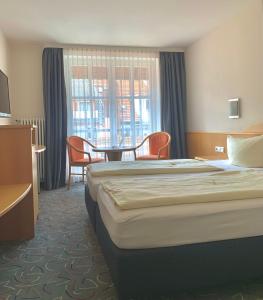林道加尔尼布鲁格酒店的酒店客房带一张床、一张桌子和椅子