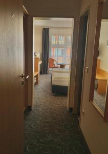 林道加尔尼布鲁格酒店的走廊上设有一间卧室的酒店客房