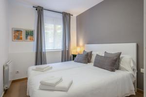 巴塞罗那Inside Barcelona Apartments Salva的卧室配有一张大白色床和窗户