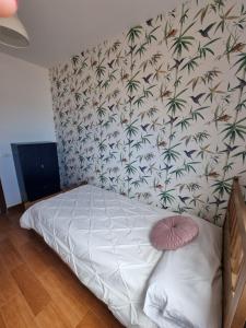 巴尔韦尔德Apartamento La Villa的一间卧室配有一张壁纸覆盖的床铺