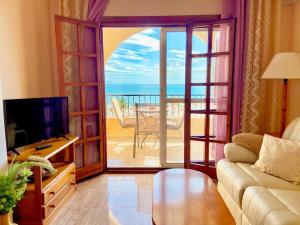 托雷维耶哈Beautiful apartment near LaMata Beach with PANORAMA SEA view!!!的海景客厅