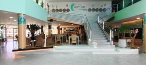 滨海罗克塔斯Hotel Neptuno by ON GROUP的购物中心内有楼梯的餐厅