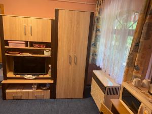 下帕霍克兹索利旅馆的客房设有电视、橱柜和窗户。