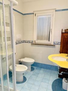 雷卡纳蒂港Villa Claudia a 400m dal mare的一间带卫生间和水槽的浴室