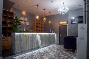 哈尔科夫Готельно-ресторанний комплекс Каскад的大堂设有种植了盆栽植物的酒吧