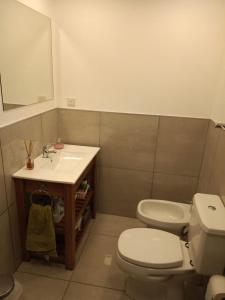 圣马丁德洛斯Casa Perez的浴室配有白色卫生间和盥洗盆。