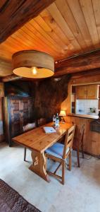 托隆Chalet Nature的带厨房的客房内的木桌