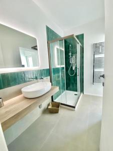 维耶斯泰Quinta corrente的一间带水槽和玻璃淋浴的浴室