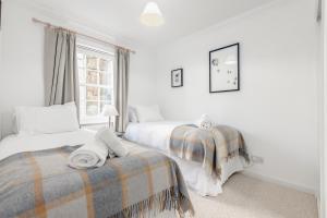 圣安德鲁斯Abbey Street - 2 bedroom - Central的一间白色卧室,配有两张床和窗户