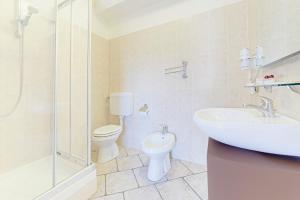 拉韦纳蓬泰特雷萨格罗多巴客酒店的一间带水槽、卫生间和淋浴的浴室