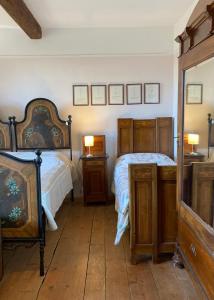 FaedisAlloggio Sole的一间卧室设有两张床和两个床头柜