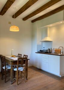 FaedisAlloggio Sole的一间带木桌的厨房和一间餐厅