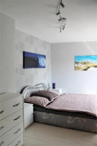 StäbelowLro的卧室配有一张床,墙上配有电视。