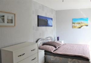 StäbelowLro的一间卧室配有一张带白色梳妆台的床和一张床铺。