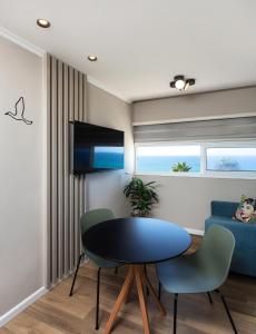 荷兹利亚Seaview Stylish Apartment with Balcony的客厅配有桌椅和沙发