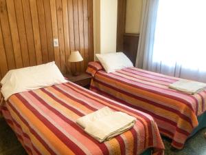 乌斯怀亚穆斯塔皮克酒店的两张睡床彼此相邻,位于一个房间里