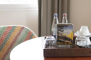 萨布勒多尔莱潘黛安酒店的一张桌子,里面装有两瓶酒和一本书