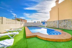 卡尔佩Villa Benicolada - PlusHolidays的屋顶上的游泳池