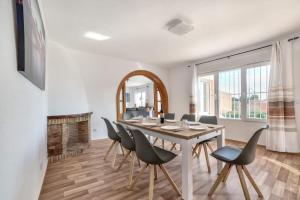 卡尔佩Villa Benicolada - PlusHolidays的一间带桌椅和镜子的用餐室