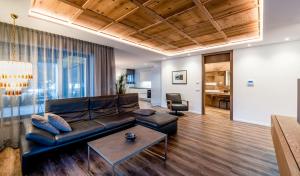 奥蒂塞伊Apartments Rumanon的客厅配有真皮沙发和桌子