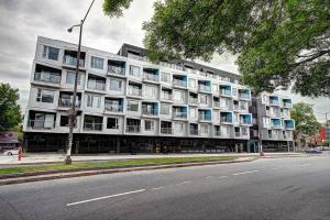 魁北克市GOOD VIBES ONLY -Modern and spacious 2 bedroom condo 4 beds FREE PARKING, GYM的相册照片