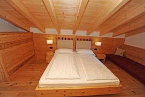 奥蒂塞伊Mountain Apartment Hapeli的木制天花板的客房内的一张大床