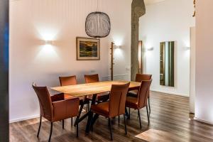 奥蒂塞伊Apartments Rumanon的一间带木桌和椅子的用餐室