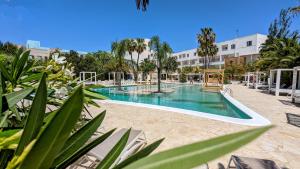 圣安东尼奥湾The Palm Star Ibiza - Adults Only的棕榈树度假村内的游泳池