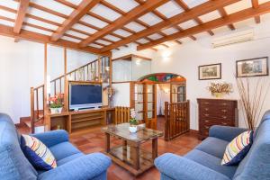 休达德亚SA FONT 45的客厅配有蓝色的沙发和电视