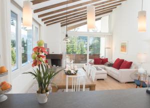 伦策海德Flat La Riva 111 with pool-Lenzerheide的客厅配有沙发和桌子