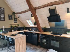 Arrens-Marsousgîte le gabizos avec bain nordique et sauna en pleine montagne的厨房配有洗衣机、水槽和炉灶。