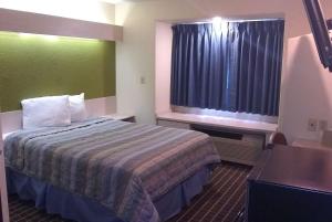 沙德伦Chadron Inn & Suites的酒店客房设有床和窗户。